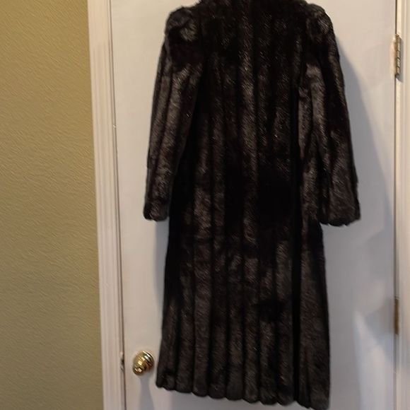 GET READY FOR WINTER ❄️ Intrigue black vintage faux channel mink midi coat. - Picture 4 of 7